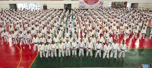 Letjen TNI Nyoman Cantiasa menyematkan dan memberikan penghargaan kepada PP INKAI saat latihan Japanese Karate Masters: Okezone Sports
