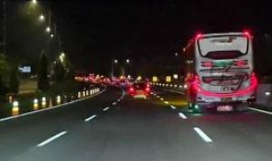 Kehabisan bensin, beberapa mobil mogok di jalur Tol Trans Jawa yang melaju: Okezone Megapolitan